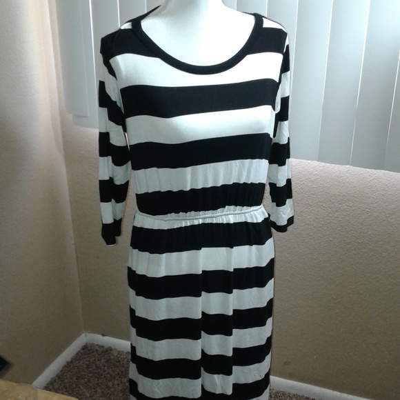 Coco & Main Dresses & Skirts - NWOT CoCo & Main Striped Maxi Dress SZ L